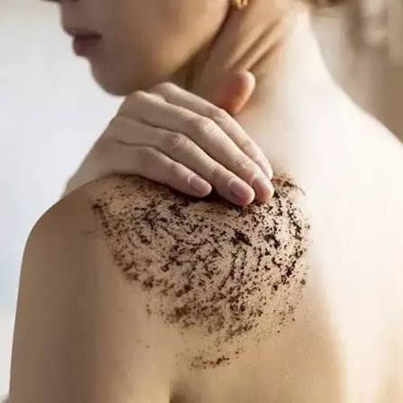 Tẩy tế bào chết định kỳ giúp thông thoáng lỗ chân lông để hấp thu tối đa dưỡng chất.