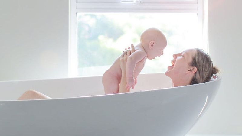 Sinh thường cần chờ khoảng 6 tháng để cơ thể hồi phục tổn thương, đào thải dịch thừa và ổn định hormone giảm sắc tố melanin trước khi làm thẩm mỹ.