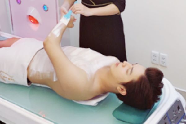 Quy trình chuẩn 6 bước: làm sạch, tẩy da chết, massage, thoa tinh chất, quang trị liệu và dưỡng ẩm khóa màng (60–90 phút).