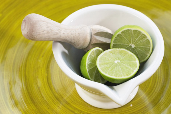 Chanh và sữa tươi kết hợp axit citric, vitamin C và axit lactic giúp tẩy da chết nhẹ nhàng, mờ đốm nâu và dưỡng da đều màu, mềm mịn.