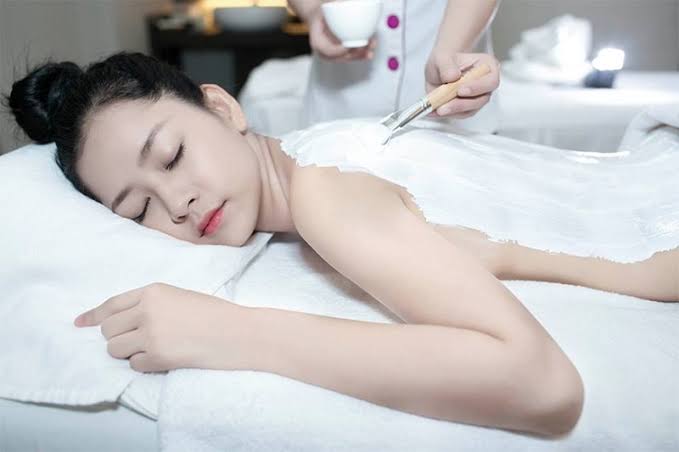 Sau 2–3 buổi, làn da được cải thiện rõ rệt khoảng 3 tông, sắc tố sạm giảm sâu giúp bề mặt da đều màu và bật tông tự nhiên lâu dài.
