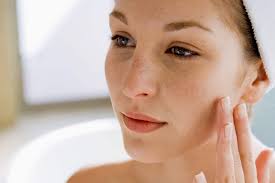 Phục hồi da mất 2–8 tuần theo chu kỳ tái tạo tự nhiên, kéo dài hơn nếu melanin tích tụ quá dày do nắng.
