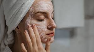 Mặt nạ dưỡng trắng mang lại hiệu quả nâng tông tạm thời sau 7–14 ngày dùng đều đặn, chủ yếu cấp ẩm và dưỡng sáng bề mặt chứ không thể thay thế liệu trình điều trị sâu.