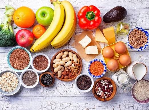 Ăn thực phẩm giàu vitamin C và collagen giúp ức chế hắc tố melanin, tăng độ đàn hồi và dưỡng trắng da từ bên trong.