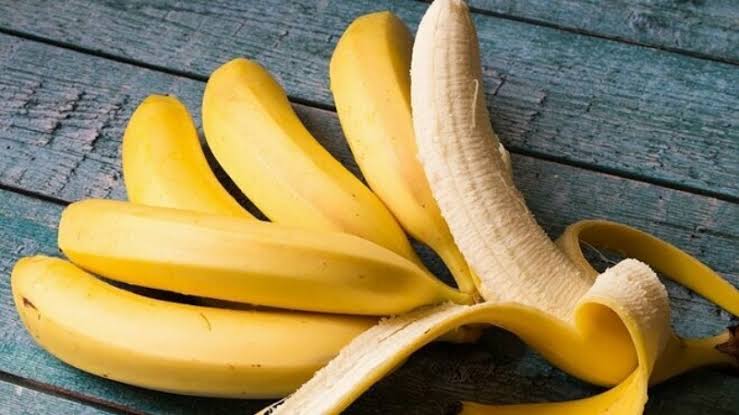Chuối giàu kali, vitamin B6, C và mangan giúp cấp ẩm sâu, ức chế melanin, kích thích tái tạo biểu bì và chống oxy hóa, hỗ trợ làm sáng da an toàn.