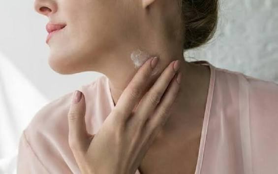 Sau tẩy da chết, thiếu chống nắng khiến vùng cổ dễ tổn thương trước tia UV, nhanh chóng tăng sinh sắc tố và tái sạm đen trở lại.