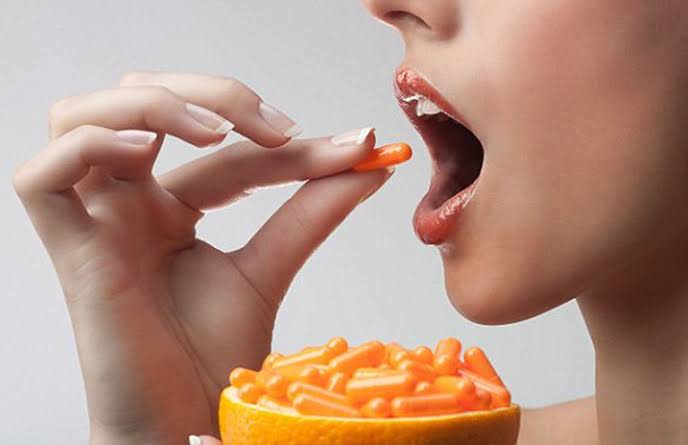 Vitamin C nồng độ 10–15% ức chế melanin và kích thích collagen, giúp da bật tông và mịn màng rõ rệt sau 4–6 tuần sử dụng đều đặn.
