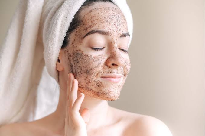Tẩy tế bào chết 2–3 lần/tuần bằng scrub dịu nhẹ giúp loại bỏ lớp sừng xỉn màu, thông thoáng lỗ chân lông để hấp thụ tối đa dưỡng chất làm trắng mà không gây tổn thương da.