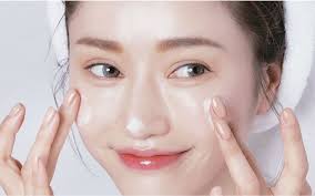Thoa lượng bằng 1/4 thìa kem chống nắng phổ rộng SPF 50 PA+++ mỗi sáng cho mặt, cổ, tai giúp ngăn 98% UVB và tia UVA xuyên kính.