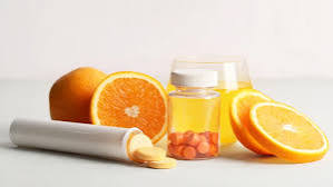 Vitamin C tan trong nước nên lượng dư thừa bị đào thải qua nước tiểu; cần uống đều đặn mỗi ngày thay vì nạp dồn một lần.