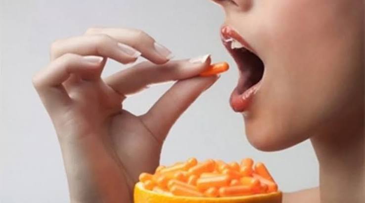 Liều duy trì sức khỏe là 65–90 mg/ngày; để dưỡng sáng cần 250–500 mg, tối đa 1.000 mg/ngày trong liệu trình chuyên sâu và nên uống từ liều thấp để tránh kích ứng dạ dày.