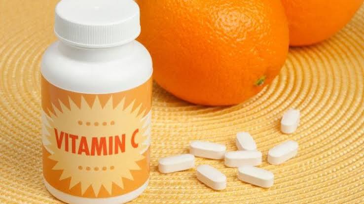 Uống vitamin C không làm da trắng bóc cấp tốc mà giúp sáng khỏe từ từ bằng cách ức chế enzyme Tyrosinase giảm melanin và kích thích sinh collagen.