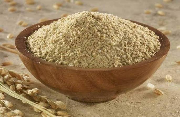 Bột cám gạo không thể can thiệp sâu vào melanin để đổi tông da bẩm sinh, nhưng hỗ trợ cải thiện tình trạng sạm bề mặt do nắng và lão hóa.
