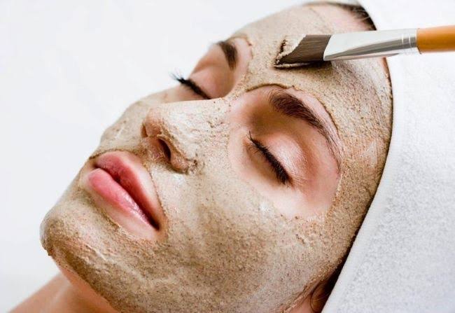 Trộn bột cám gạo với nước ấm thành hỗn hợp sệt, đắp 15–20 phút rồi rửa nước mát; lành tính cho mọi loại da, đặc biệt là da dầu.