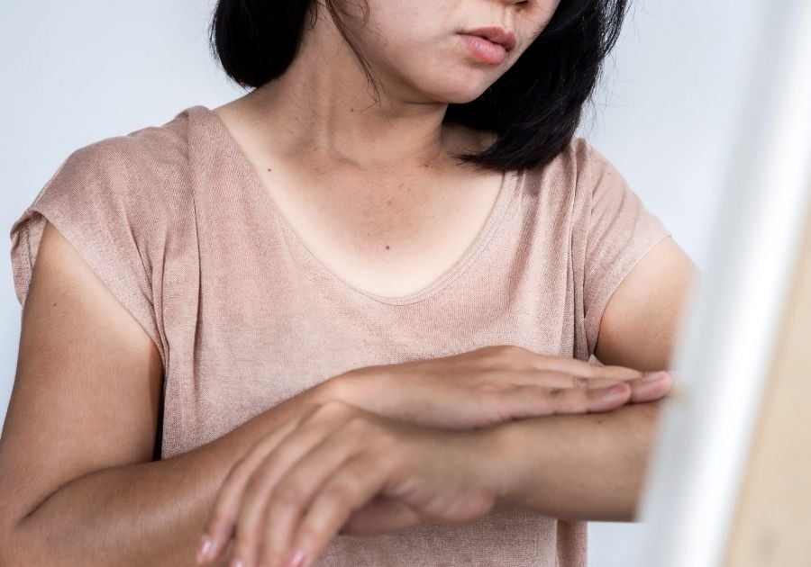 Melanin tăng sinh quá mức để bảo vệ da trước tia UV gây sạm nám toàn thân; việc dưỡng sáng tập trung ức chế sắc tố và kích thích tái tạo da.